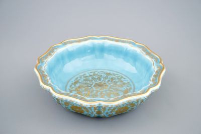 Een Chinese lavendelblauwe en vergulde gelobde kom met doos, Qianlong zegelmerk, 20e eeuw