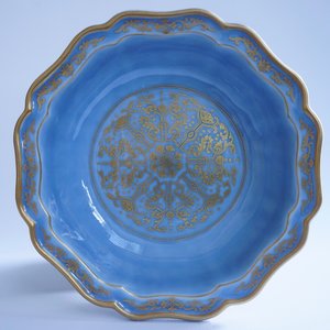 Een Chinese lavendelblauwe en vergulde gelobde kom met doos, Qianlong zegelmerk, 20e eeuw — foto 6
