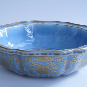 Een Chinese lavendelblauwe en vergulde gelobde kom met doos, Qianlong zegelmerk, 20e eeuw — foto 8