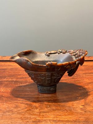 Een Chinese 'libation cup' in neushoornhoorn met chilongs, 17/18e eeuw — foto 1