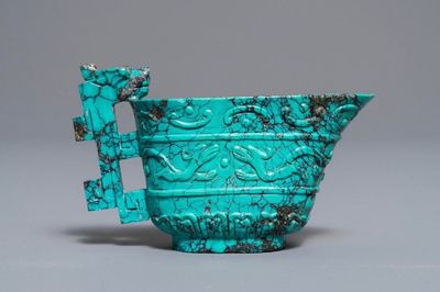 Een Chinese 'libation cup' in turkoois gesculpteerd, 19/20e eeuw