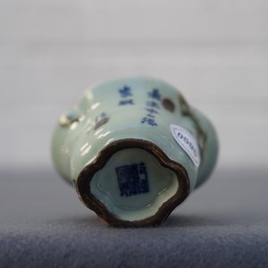 Een Chinese libation cup met onderglazuur rood en blauw decor, Qianlong merk, 18/19e eeuw — foto 15