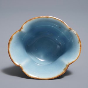 Een Chinese libation cup met onderglazuur rood en blauw decor, Qianlong merk, 18/19e eeuw — foto 5