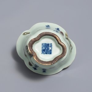 Een Chinese libation cup met onderglazuur rood en blauw decor, Qianlong merk, 18/19e eeuw — foto 6