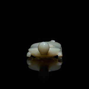 Een Chinese licht celadon jade penselenwasser in de vorm van een schildpad, 18/19e eeuw — foto 5