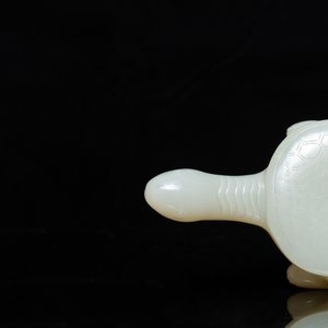 Een Chinese licht celadon jade penselenwasser in de vorm van een schildpad, 18/19e eeuw — foto 10