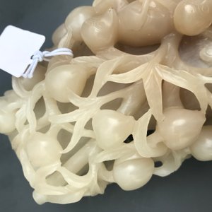 Een Chinese lichtbruine en witte jade vaas met apen in een perzikenboom, 19e eeuw — foto 12