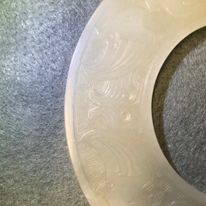 Een Chinese lichte celadon jade bi schijf, Ming of vroeger — foto 14