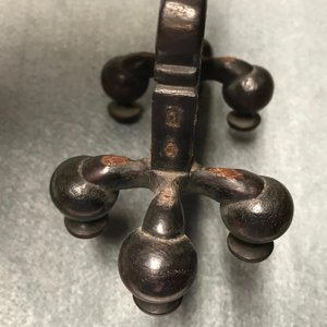Een Chinese lichte celadon jade bi schijf, Ming of vroeger — foto 29