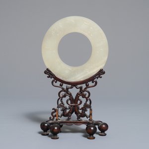 Een Chinese lichte celadon jade bi schijf, Ming of vroeger — foto 3