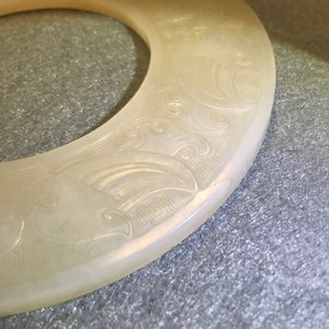 Een Chinese lichte celadon jade bi schijf, Ming of vroeger — foto 9