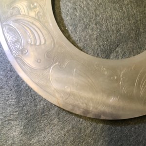 Een Chinese lichte celadon jade bi schijf, Ming of vroeger — foto 15
