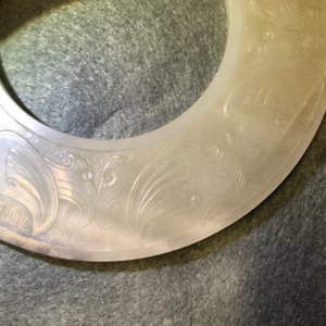 Een Chinese lichte celadon jade bi schijf, Ming of vroeger — foto 16