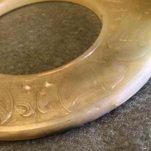 Een Chinese lichte celadon jade bi schijf, Ming of vroeger — foto 19