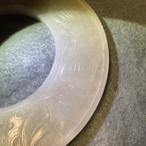 Een Chinese lichte celadon jade bi schijf, Ming of vroeger — foto 10