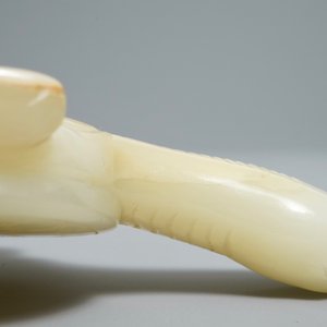 Een Chinese lichte celadon jade penselenwasser in de vorm van een schildpad, 18/19e eeuw — foto 10