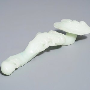 Een Chinese lichte celadon jade ruyi scepter, 19/20e eeuw — foto 1