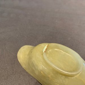 Een Chinese lichtgele jade libation cup, 19th C. — foto 13