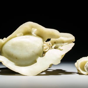 Een Chinese lichtgroene jade vaas met onsterfelijken, 20e eeuw — foto 5