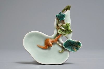 Een Chinese lingzhi-vormige penselenrust met celadon fondkleur, Qianlong merk, 19/20e eeuw