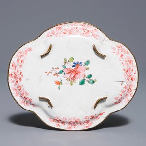 Een Chinese lobvormige Canton email pattipan met vissers, Qianlong — foto 2
