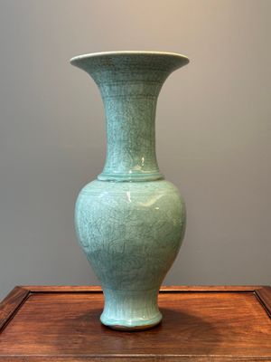 Een Chinese Longquan celadon balustervaas met floraal anhua decor, Ming — foto 1