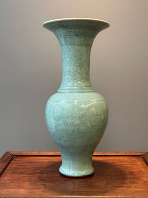 Een Chinese Longquan celadon balustervaas met floraal anhua decor, Ming — foto 2