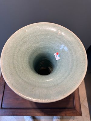 Een Chinese Longquan celadon balustervaas met floraal anhua decor, Ming — foto 3