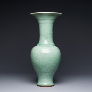 Een Chinese Longquan celadon balustervaas met floraal anhua decor, Ming — foto 3