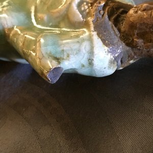 Een Chinese Longquan celadon en biscuit figuur van Zhenwu, Ming — foto 8