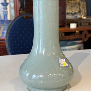 Een Chinese Longquan celadon flesvormige vaas, Song/Ming — foto 11