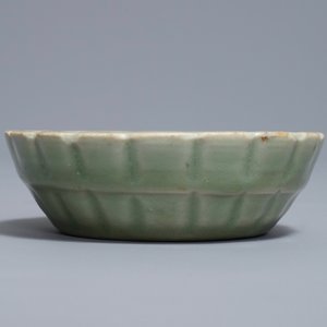 Een Chinese Longquan celadon kom in de vorm van een chrysant, Song of Ming — foto 3