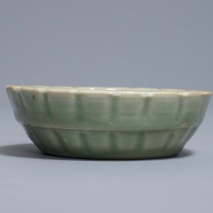 Een Chinese Longquan celadon kom in de vorm van een chrysant, Song of Ming — foto 6