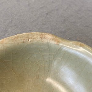 Een Chinese Longquan celadon kom met een schildpad in een lotus, Song/Yuan — foto 13