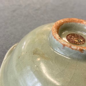 Een Chinese Longquan celadon kom met een schildpad in een lotus, Song/Yuan — foto 20
