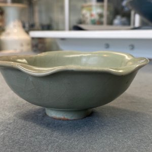 Een Chinese Longquan celadon kom met een schildpad in een lotus, Song/Yuan — foto 22