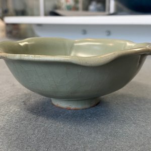 Een Chinese Longquan celadon kom met een schildpad in een lotus, Song/Yuan — foto 23
