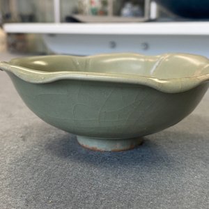 Een Chinese Longquan celadon kom met een schildpad in een lotus, Song/Yuan — foto 24