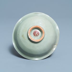 Een Chinese Longquan celadon kom met een schildpad in een lotus, Song/Yuan — foto 3