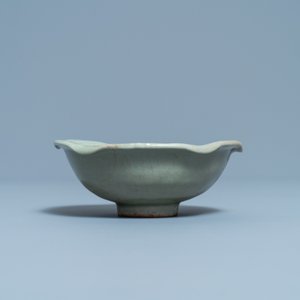 Een Chinese Longquan celadon kom met een schildpad in een lotus, Song/Yuan — foto 4