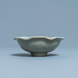 Een Chinese Longquan celadon kom met een schildpad in een lotus, Song/Yuan — foto 5