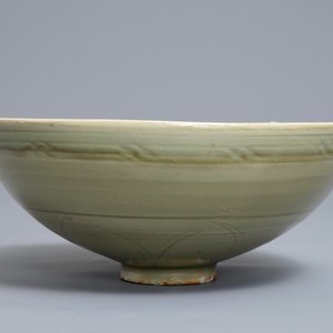 Een Chinese Longquan celadon kom met onderglazuur floraal decor, Yuan/Ming — foto 5