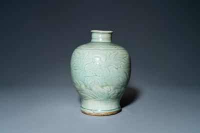 Een Chinese Longquan celadon 'meiping' vaas met onderglazuur decor, Ming