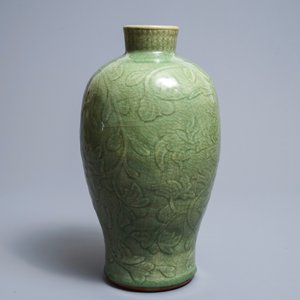 Een Chinese Longquan celadon meiping vaas met onderglazuur decor, Ming — foto 2