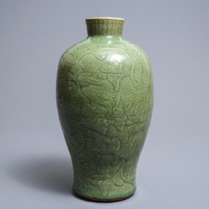 Een Chinese Longquan celadon meiping vaas met onderglazuur decor, Ming — foto 3