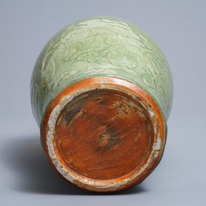 Een Chinese Longquan celadon meiping vaas met onderglazuur decor, Ming — foto 6