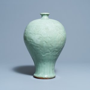 Een Chinese Longquan celadon 'meiping' vaas met reliëfdecor van 'Drie vrienden van de winter', Ming — foto 1