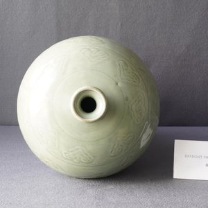 Een Chinese Longquan celadon 'meiping' vaas met reliëfdecor van 'Drie vrienden van de winter', Ming — foto 14