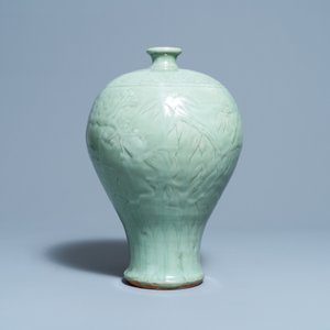Een Chinese Longquan celadon 'meiping' vaas met reliëfdecor van 'Drie vrienden van de winter', Ming — foto 4