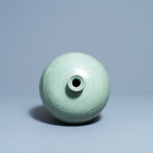 Een Chinese Longquan celadon 'meiping' vaas met reliëfdecor van 'Drie vrienden van de winter', Ming — foto 9